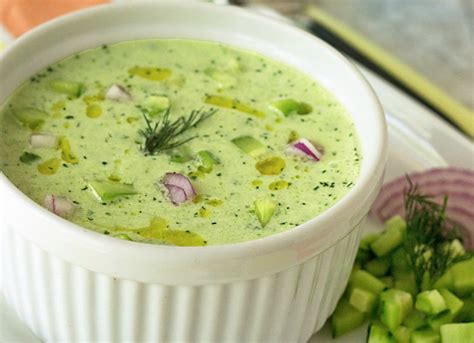 Bol de soupe fraîche de concombre et avocat