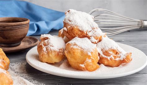 Bol avec de la pâte à beignets en train de lever