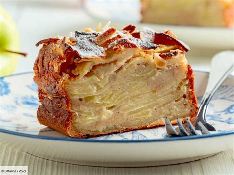 Ingrédients d'un gâteau aux poires, chocolat et amandes