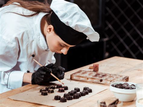 Artisan chocolatier travaillant le chocolat en atelier