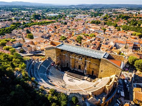 Vue panoramique de la ville d'Orange avec son théâtre antique