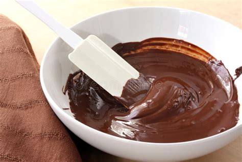 Bol avec chocolat fondu et beurre