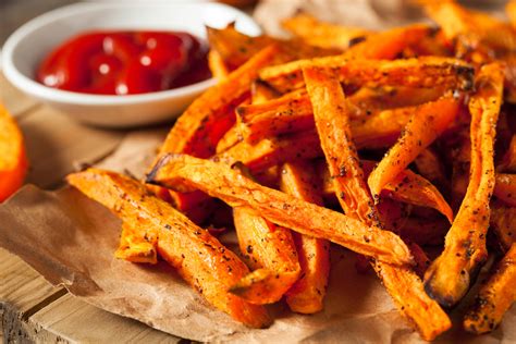 Saladier avec des frites de patate douce coupées