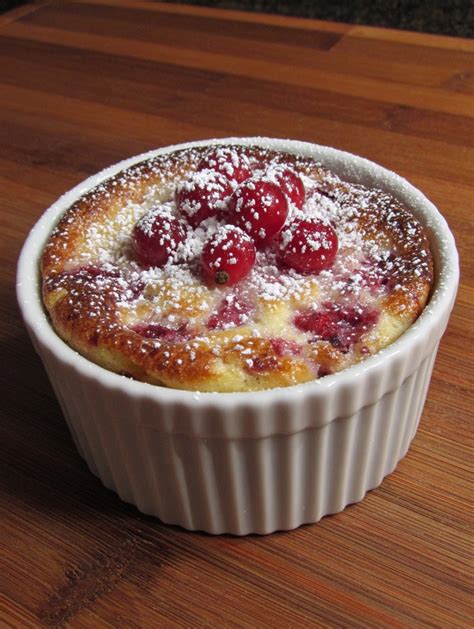 Moule à clafoutis en céramique avec des fruits