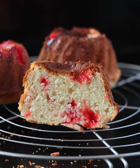 Image d'un kougelhopf doré avec pralines roses sur le dessus