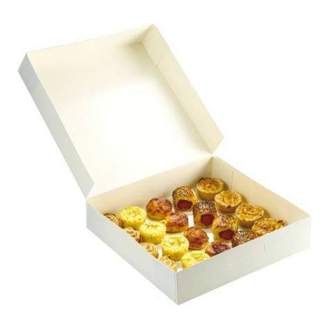 Boîte pâtissière blanche ouverte montrant un gâteau individuel