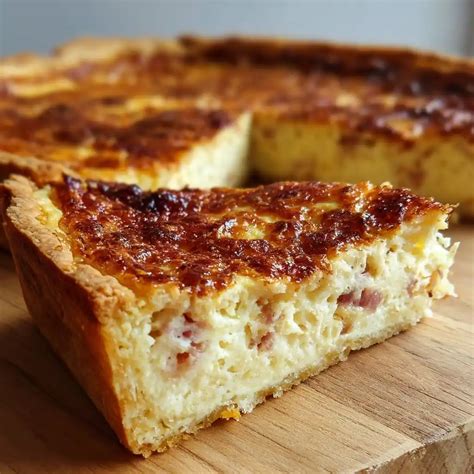 Une quiche lorraine dorée et appétissante coupée en parts