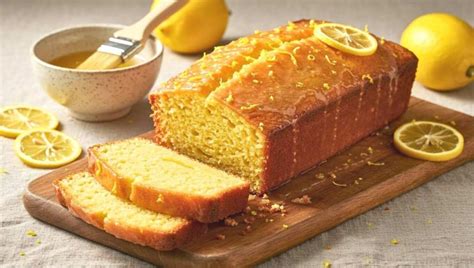 un sirop de citron versé sur un cake