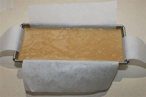 un moule à cake rempli de pâte