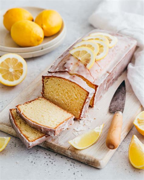 un cake au citron coupé en tranches