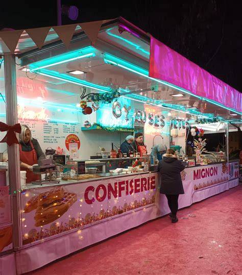 Image: Atelier et vitrines de la confiserie Mignon au Pouliguen montrant les niniches crochetées et les glaces artisanales