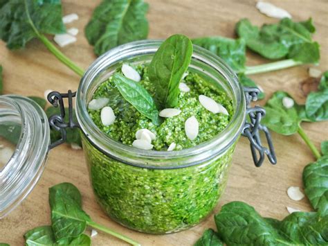 Planche avec des ingrédients pour le pesto vert : basilic, pignons de pin, parmesan, ail, huile d'olive