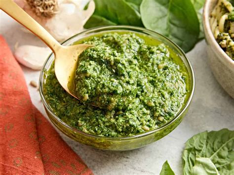 Bol de pesto vert frais avec une cuillère en bois