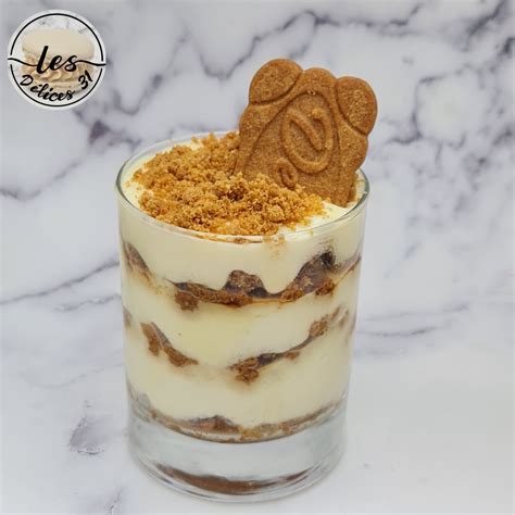 Montage d'un tiramisu en verrine avec des biscuits sablés