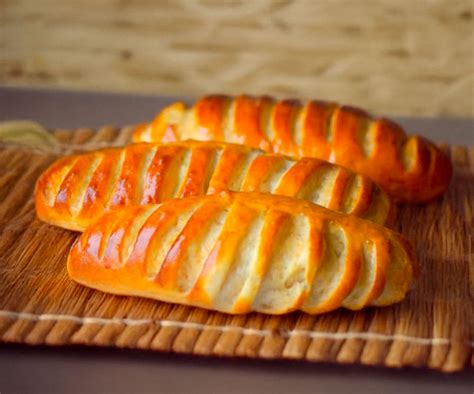 Pain viennois doré sortant du four