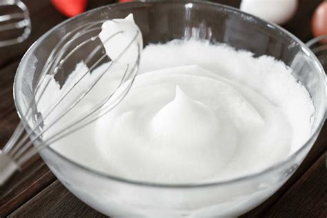 Versement du sirop de sucre dans les blancs en neige