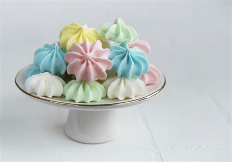 Comparaison visuelle : meringues réussies vs meringues ratées (sucre qui coule)