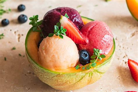 Photo d'une coupe de dessert avec des meringues émiettées, de la glace et des fruits rouges
