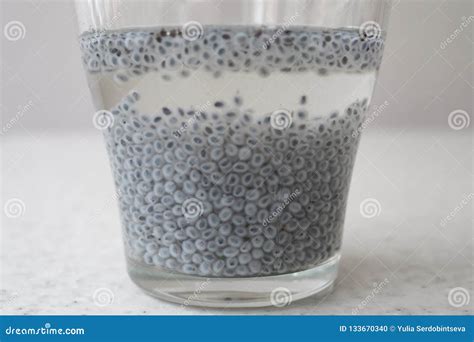 Graines de chia dans un petit bol avec de l'eau