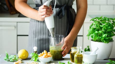 Un mixeur plongeant préparant le pesto de persil