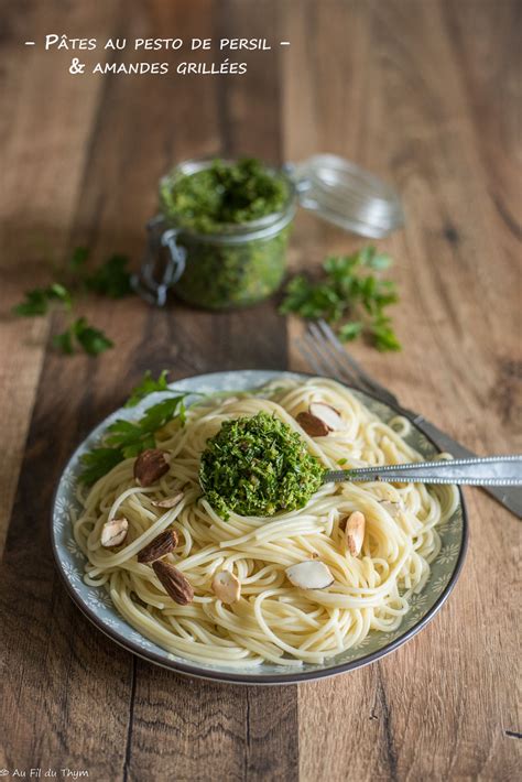 Tartines grillées garnies de pesto de persil et de parmesan