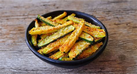 Courgettes coupées en frites