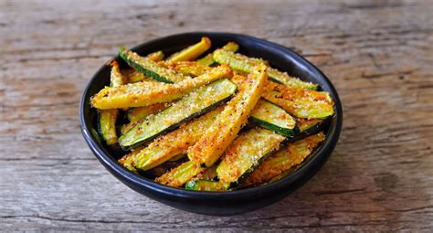 Assiette de frites de courgettes dorées