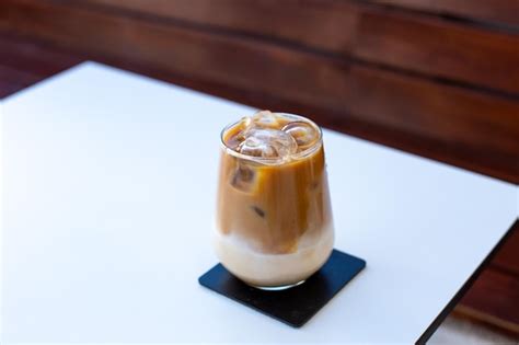 Gros plan sur un verre de café glacé au caramel avec de la crème chantilly et un filet de caramel