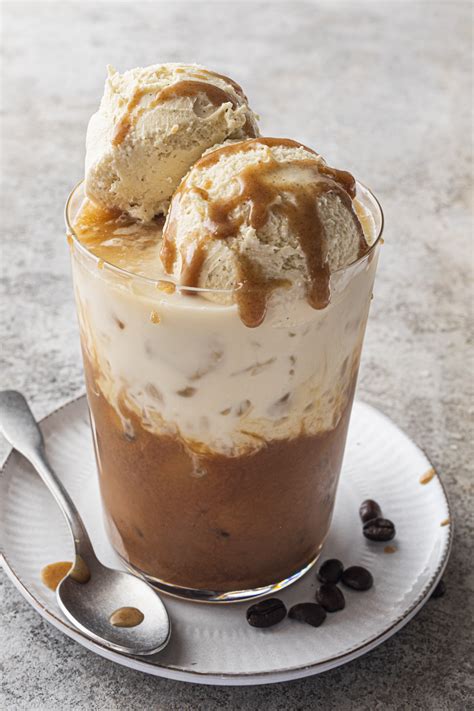 Ingrédients pour un café glacé caramel : grains de café, sauce caramel, lait, glaçons, crème chantilly