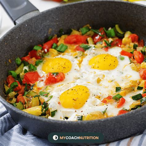 Plat de poêlée de légumes avec un œuf poché au centre