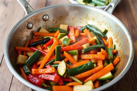 Schéma illustrant la cuisson progressive des légumes dans une poêlée
