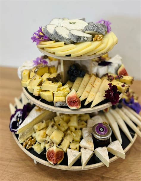 Plateau de fromages artistiquement arrangé