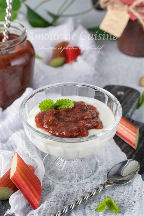 Bol de compote de rhubarbe servi avec du yaourt et des fruits