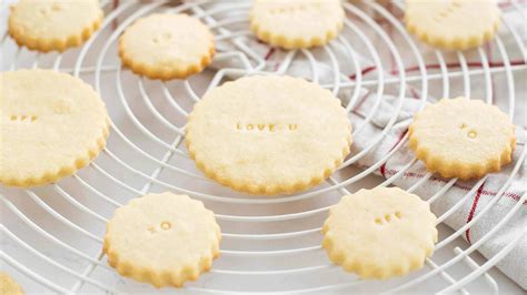 Des biscuits faits maison sortant du four