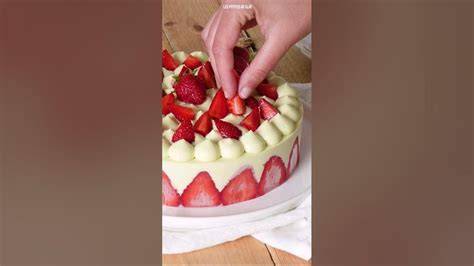 Infographie: Schéma de montage du fraisier sur lit de macarons concassés