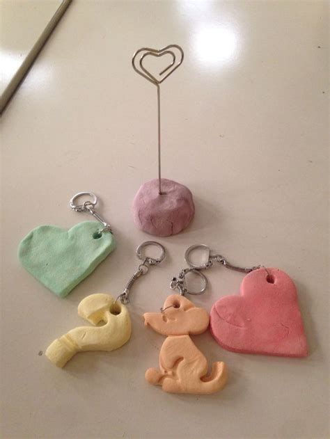 Enfants fabriquant des objets en pâte à Maïzena