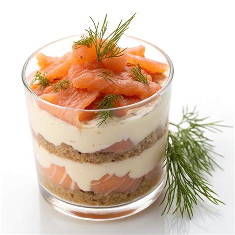 Garniture de saumon fumé avec crème à l'aneth et échalotes