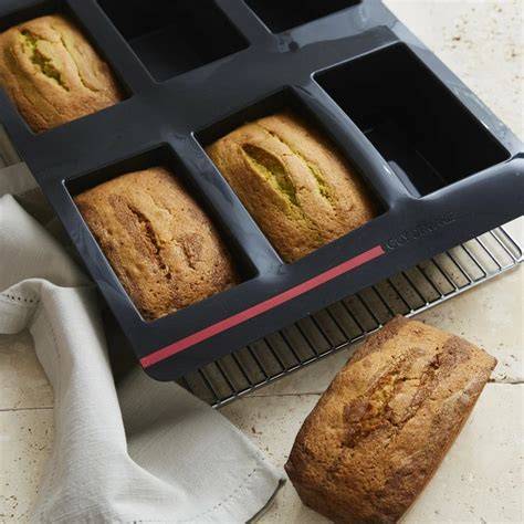Image d’un moule à cake avec confiture de châtaigne et morceaux de noisette