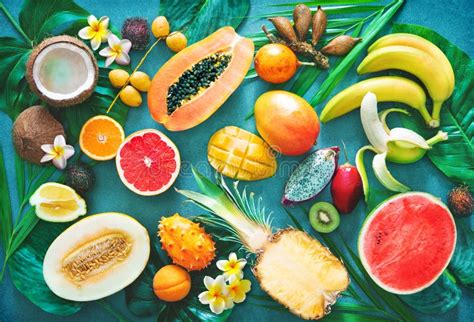 Fruits tropicaux et macarons