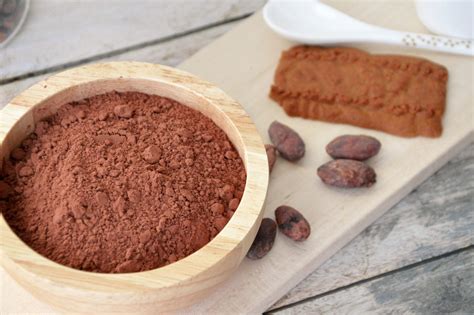 Cacao en poudre saupoudrant un tiramisu