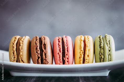 Une assiette de macarons colorés