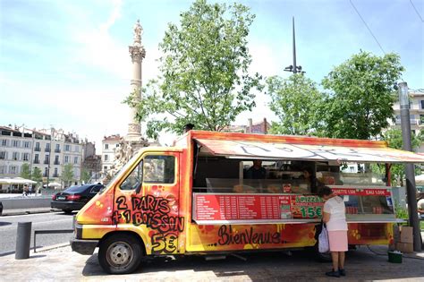 Camion-pizza marseillais en action