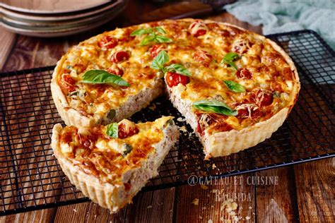 Une boîte hermétique contenant des parts de quiche