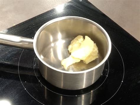 Casserole avec du beurre noisette en train de brunir