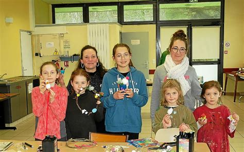 Enfants déguisées en princesses participent à un atelier créatif