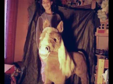 Carte interactive montrant l’évolution des jouets animaux jusqu’au poney Prince Caramel