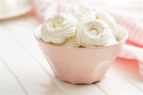 Bol avec des meringues écrasées