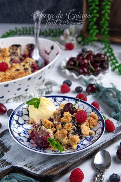 Assiette de glace meringuée décorée de fruits