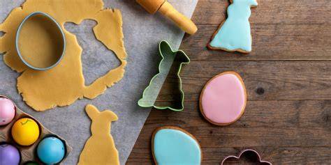 Illustration: assortiment de biscuits de Pâques en relief et décorations