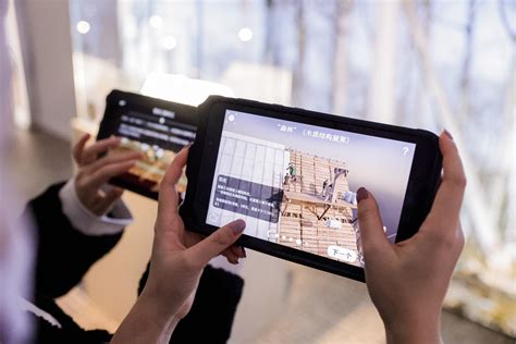 Visiteurs utilisant des tablettes HistoPad dans une exposition
